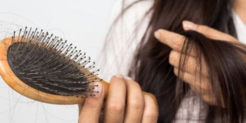 Mieux comprendre la chute de cheveux pour mieux la combattre