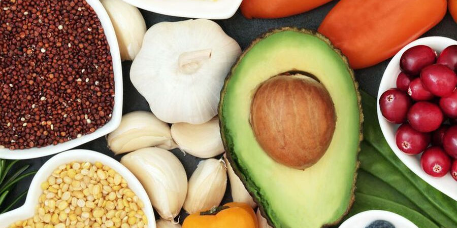 Adopter une alimentation variée, riche en végétaux, fibres et nutriments essentiels